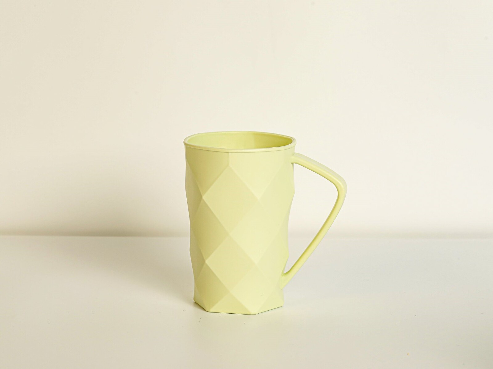 VASO PLÁSTICO CON ASA ROMBO (VERDE CLARO/340 ML) 