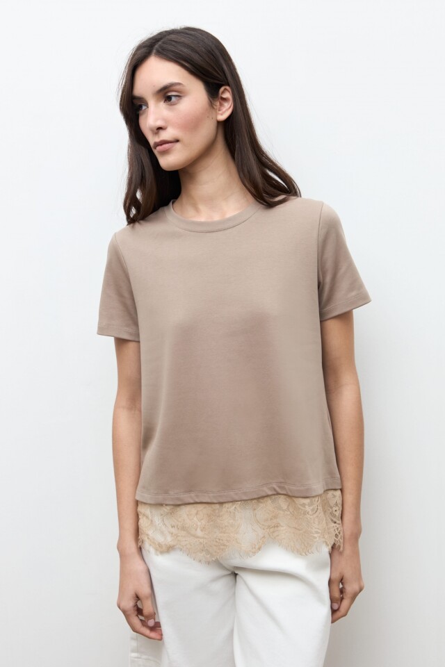 Remera oversized con encaje topo