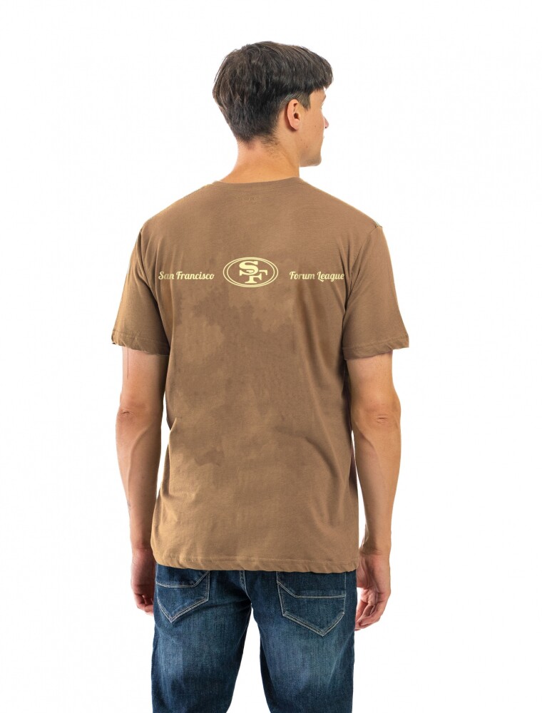 Remera Estampada Cuello Base Tostado/ Letras 047