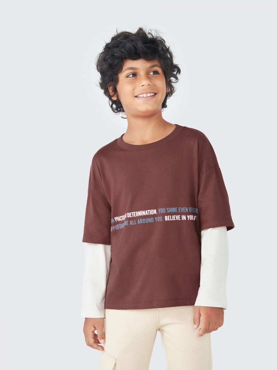 CAMISETA INFANTIL MODELO OVERSIZE CON ESTAMPA - BORDO 