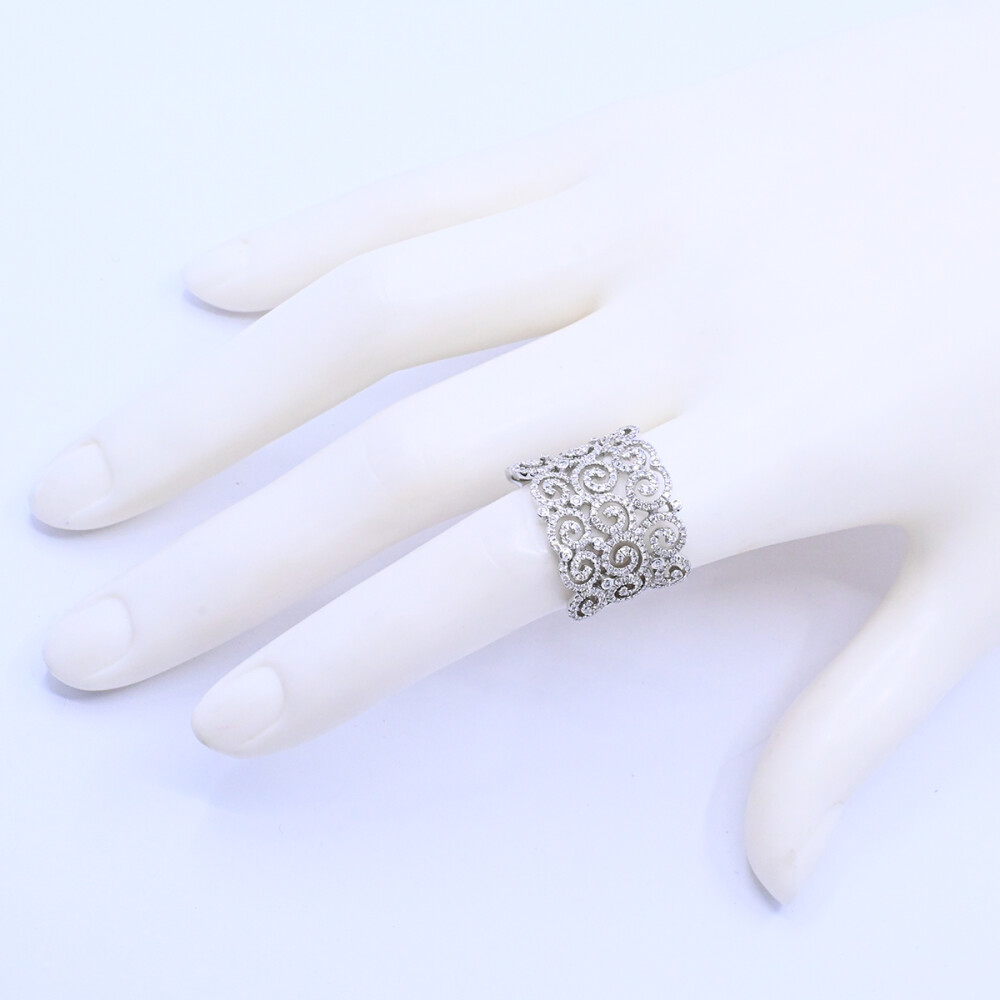 Anillo oro 14k blanco con brillantes calado ancho. Anillo oro 14k blanco con brillantes calado ancho.
