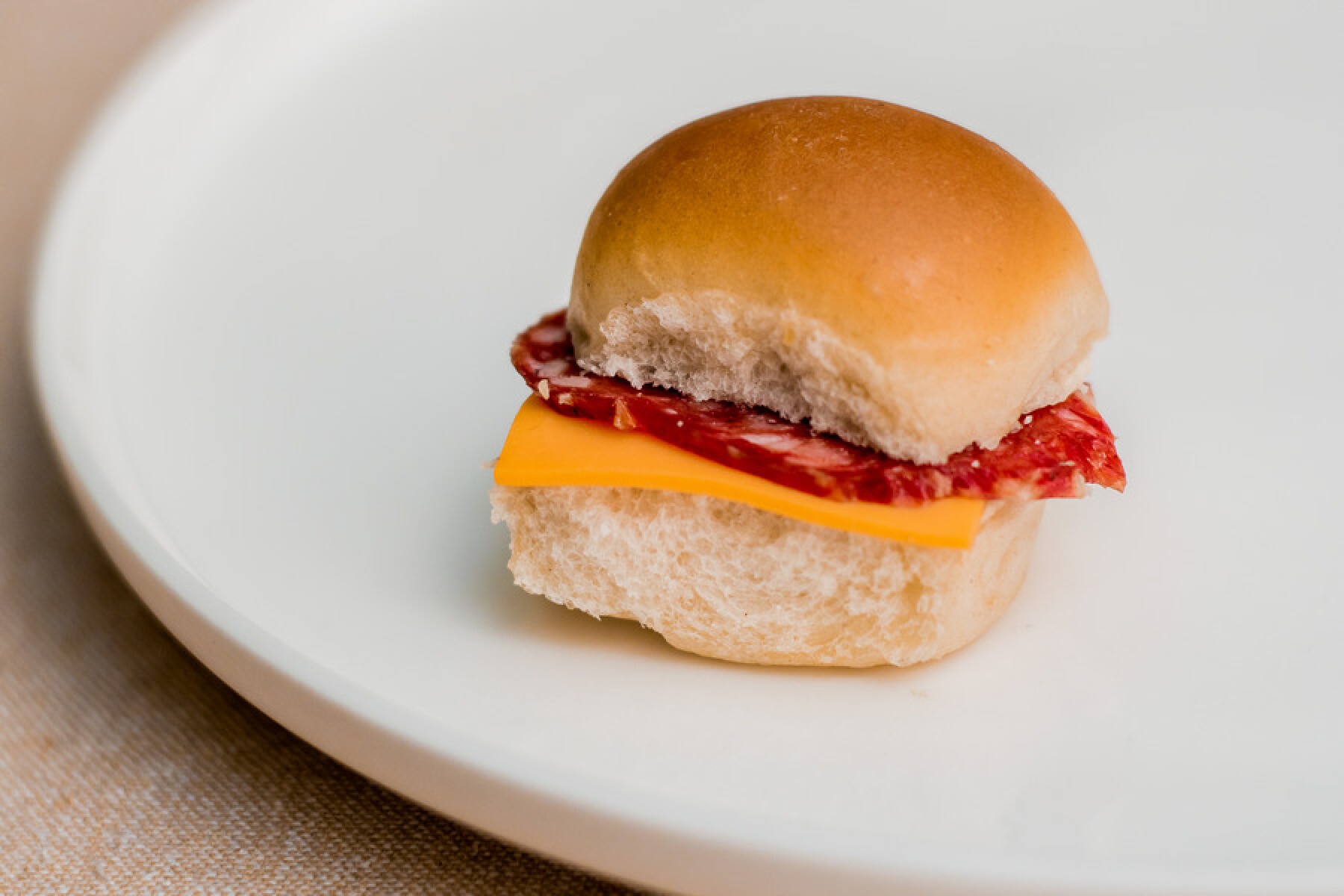 Pebete de salamín y cheddar 