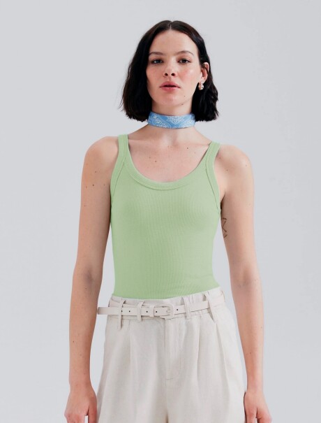 MUSCULOSA BÁSICA EN TELA ACANALADA VERDE CLARO