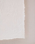 Cuadro abstracto Olvin de papel reciclado blanco con relieves hechos a mano 44 x 94 cm