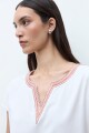 Remera escote V con bordados blanco