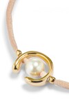 PULSERA DE HILO SALMÓN CON PERLA SHELL FORNITURA BAÑADA EN ORO 18K. Pulsera