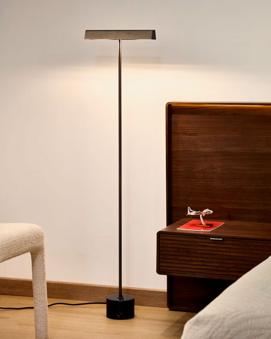 Lámpara de pie Lynor de acero cepillado con base de mármol negro