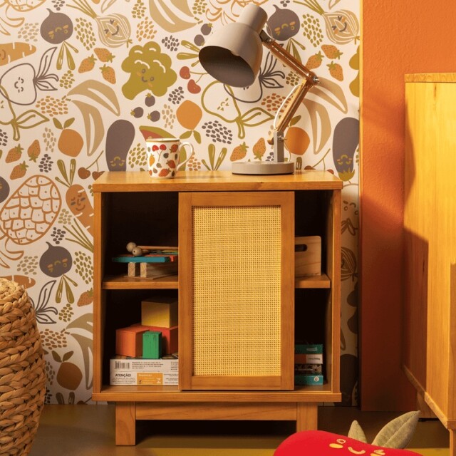 MESA DE LUZ DE MADERA CON PUERTA CORREDIZA DE RATÁN MESA DE LUZ DE MADERA CON PUERTA CORREDIZA DE RATÁN