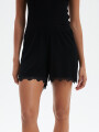 SHORT CON ENCAJE NEGRO