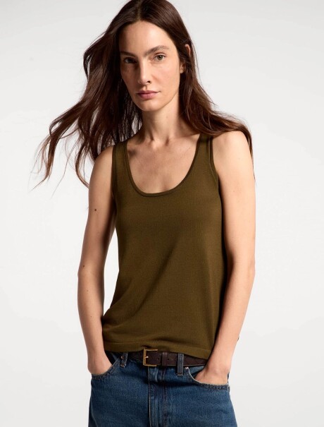 MUSCULOSA DE PUNTO CON BRETEL ANCHO MARRÓN