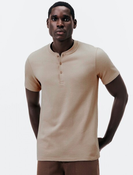CAMISETA DE CUELLO CON TEXTURA BEIGE