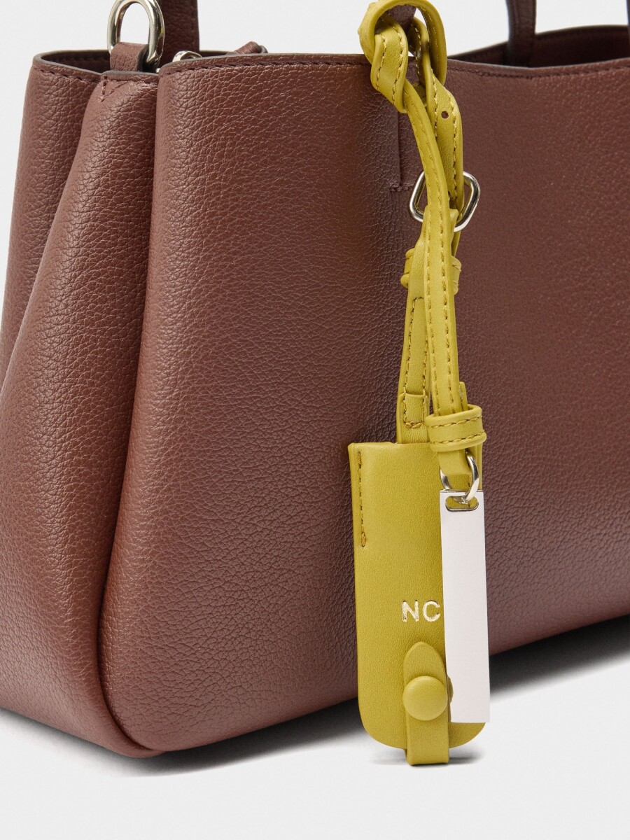 Bolso Tote Liso Con Colgante canela