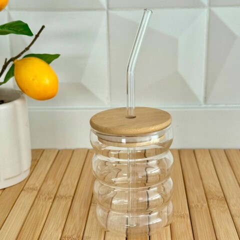 Vaso de vidrio ondeado con tapa de madera y sorbito Vaso de vidrio ondeado con tapa de madera y sorbito