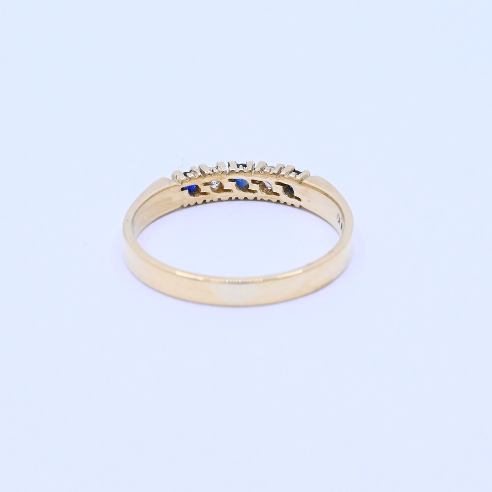 Anillo medio sin fin oro 18k con 3 zafiros azules y 2 brillantes. Anillo medio sin fin oro 18k con 3 zafiros azules y 2 brillantes.