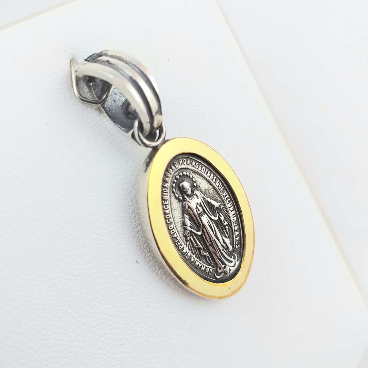 Medalla religiosa de plata 925 con detalles de double en oro 18Ktes, , Virgen Milagrosa, medidas 25mm*18mm. 