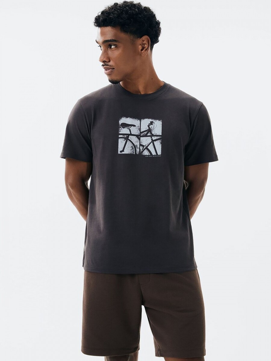 CAMISETA CON ESTAMPA MODELO REGULAR - GRIS 