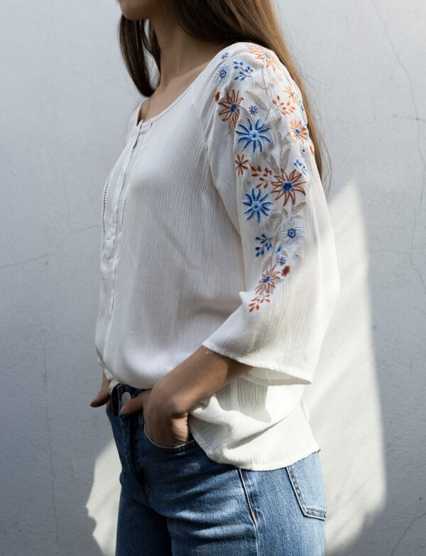 Blusa Bordada CRUDO