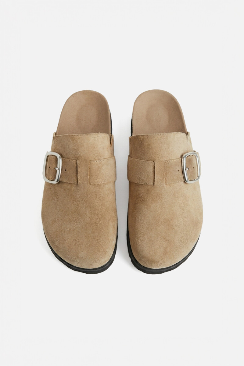 Zueco simil gamuza beige