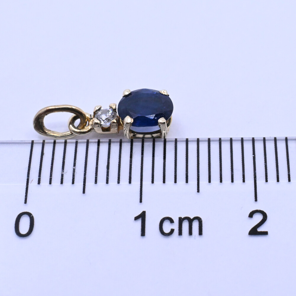Colgante oro 18k con zafiro oval y zirconia. Colgante oro 18k con zafiro oval y zirconia.