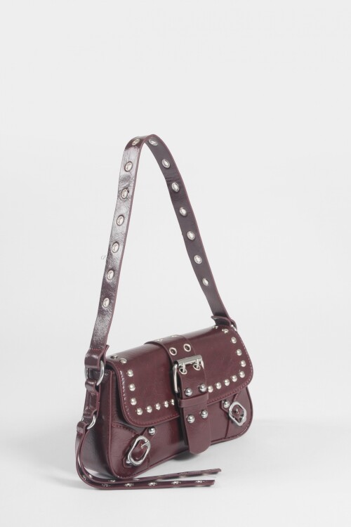 Cartera de hombro con hebilla y tachas bordo