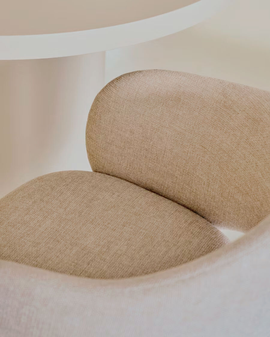 Silla Maina de chenilla beige y patas de acero con acabado beige FSC Mix Credit Silla Maina de chenilla beige y patas de acero con acabado beige FSC Mix Credit