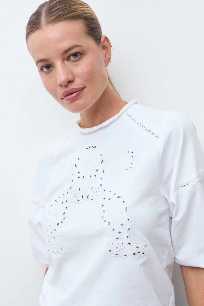 Remera bordada vainillas blanco