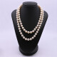 Collar de perlas 2 hilos con broche oro 18k blanco con esmeralda central y brillantes. Collar de perlas 2 hilos con broche oro 18k blanco con esmeralda central y brillantes.