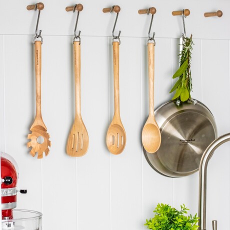 Cuchara de madera ancha perforada con gancho KitchenAid Cuchara de madera ancha perforada con gancho KitchenAid