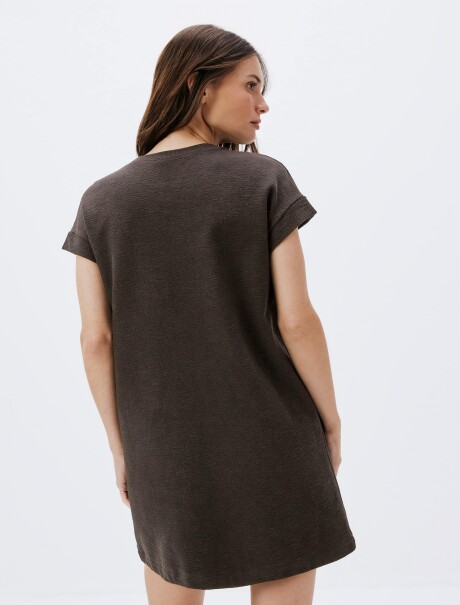 VESTIDO BÁSICO FEMENINO MANGA CORTA CON BOLSILLO MARRÓN
