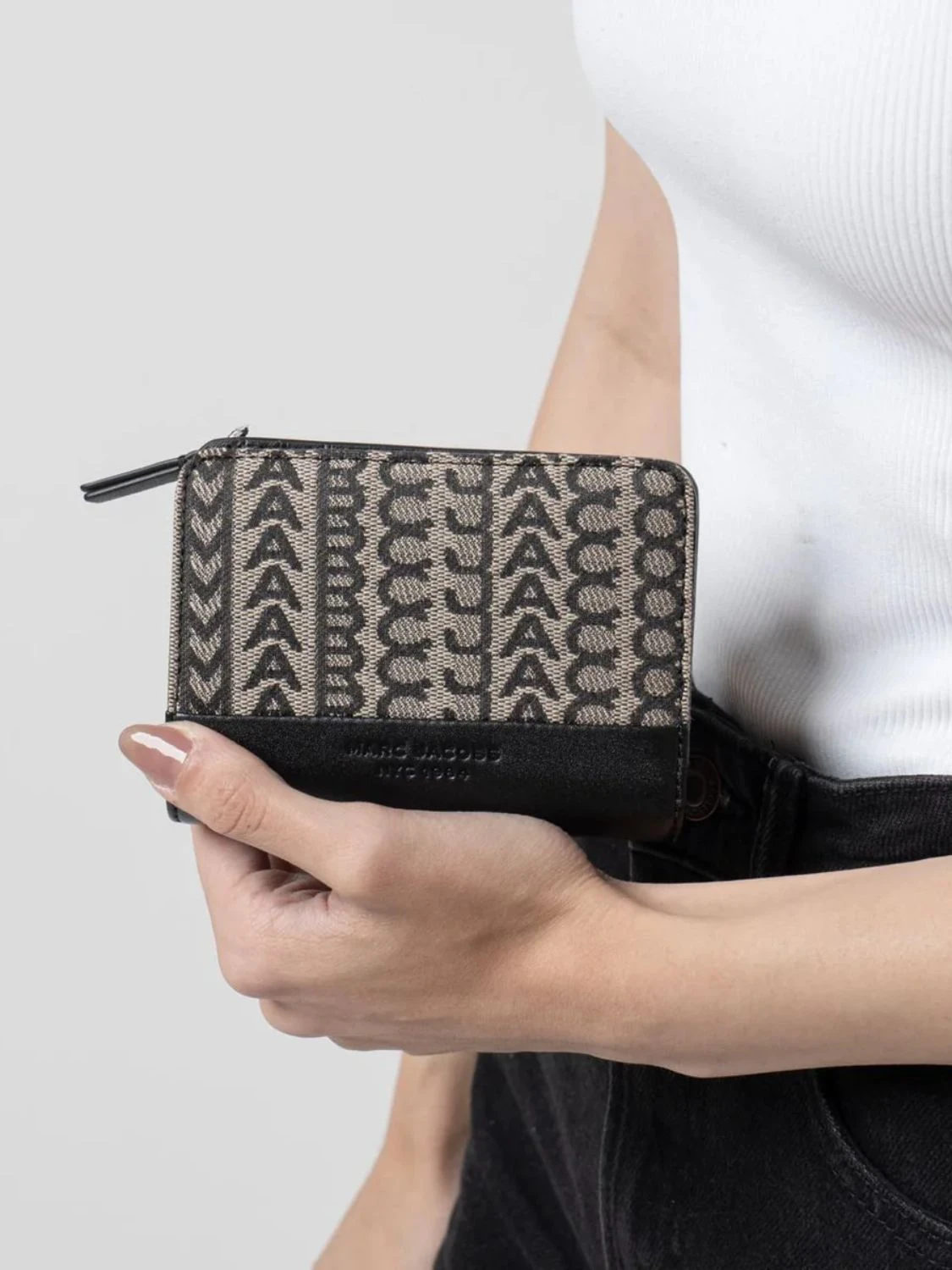 Marc Jacobs - Billetera compacta con monograma 0