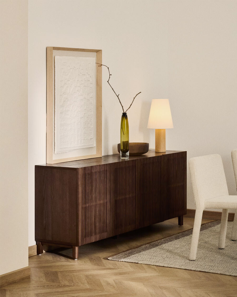 Aparador Beyla 4 puertas de chapa y madera maciza de fresno con acabado tono nogal 180 x 71,5 cm Aparador Beyla 4 puertas de chapa y madera maciza de fresno con acabado tono nogal 180 x 71,5 cm