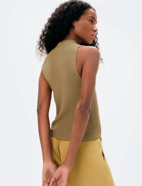 MUSCULOSA DE CUELLO ALTO EN PUNTO TEJIDO VERDE
