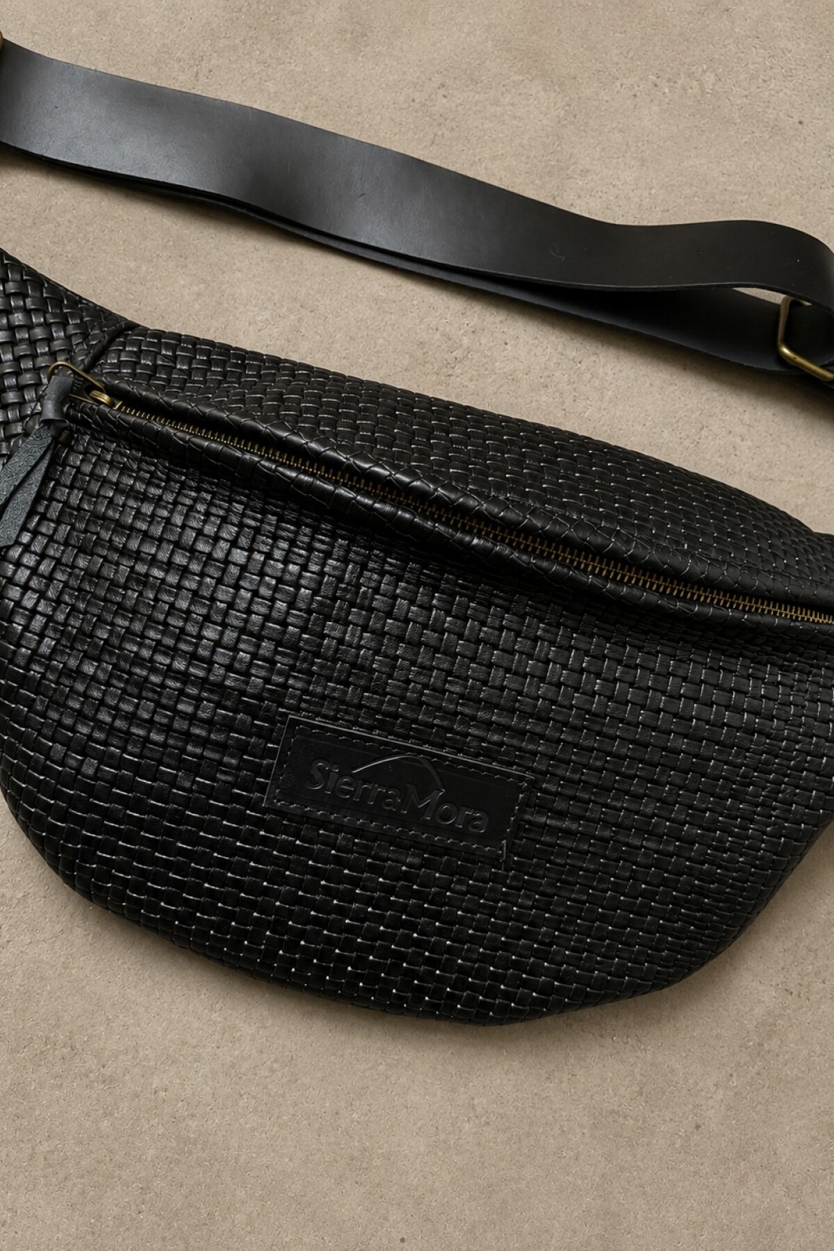 Leather Fanny Pack Trenzado Negro