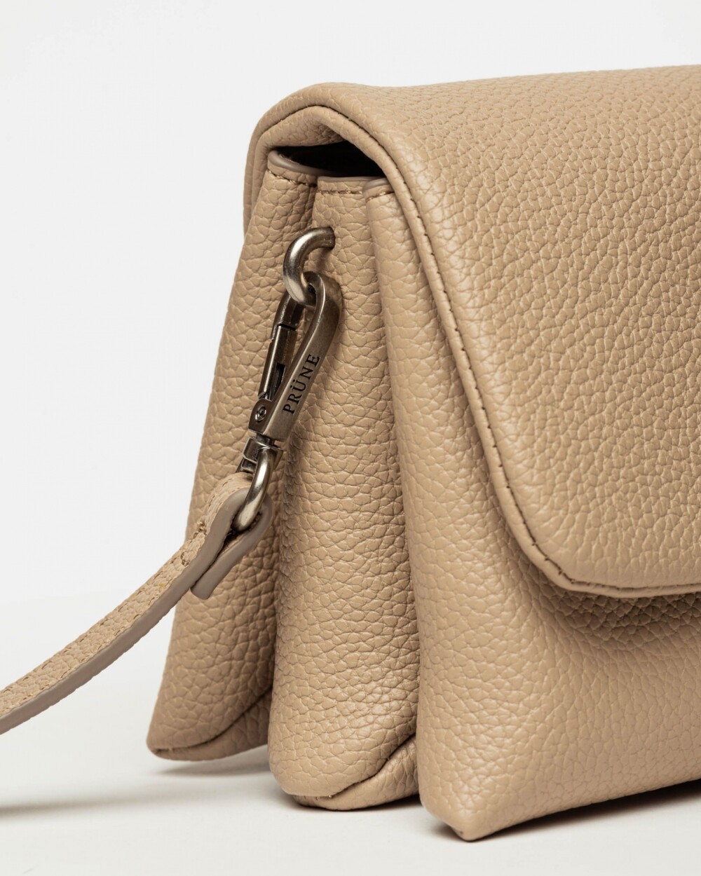 Bandolera Leisure en efecto cuero graneado Taupe