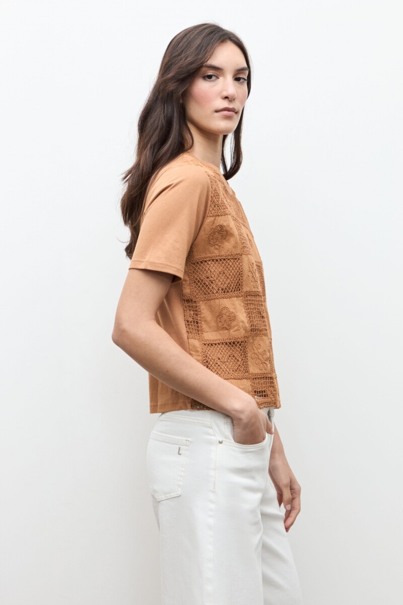 Remera frente bordado y calado camel