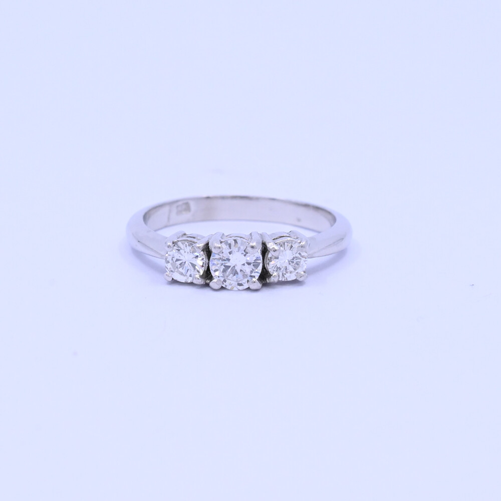 Anillo 18 k blanco con 3 brillantes engrace 4 puntas. Anillo 18 k blanco con 3 brillantes engrace 4 puntas.