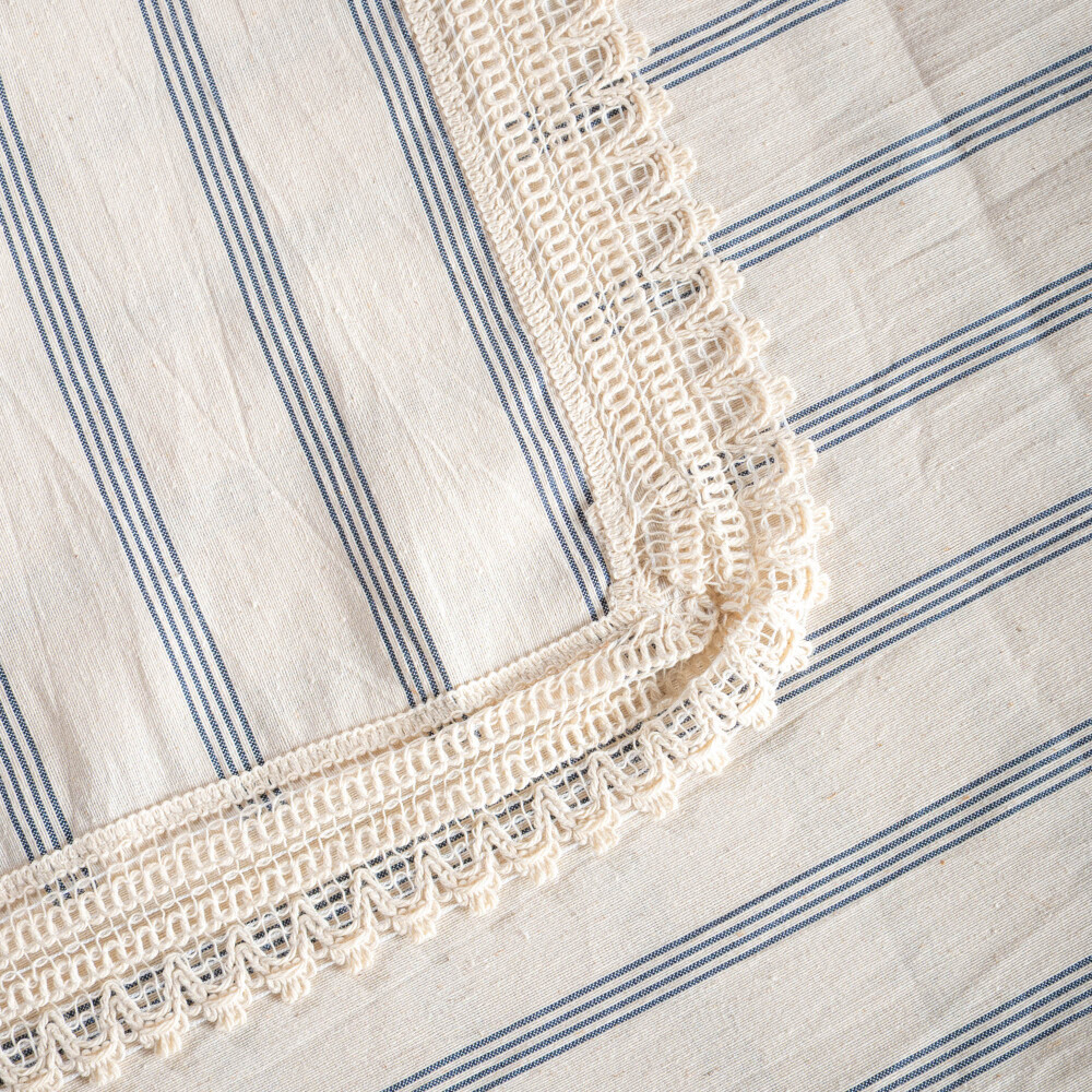 Mantel rectangular 2.60, con puntilla Mantel rectangular 2.60, con puntilla