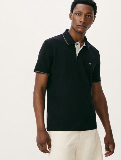 CAMISETA DE CUELLO CON BORDADO NEGRO