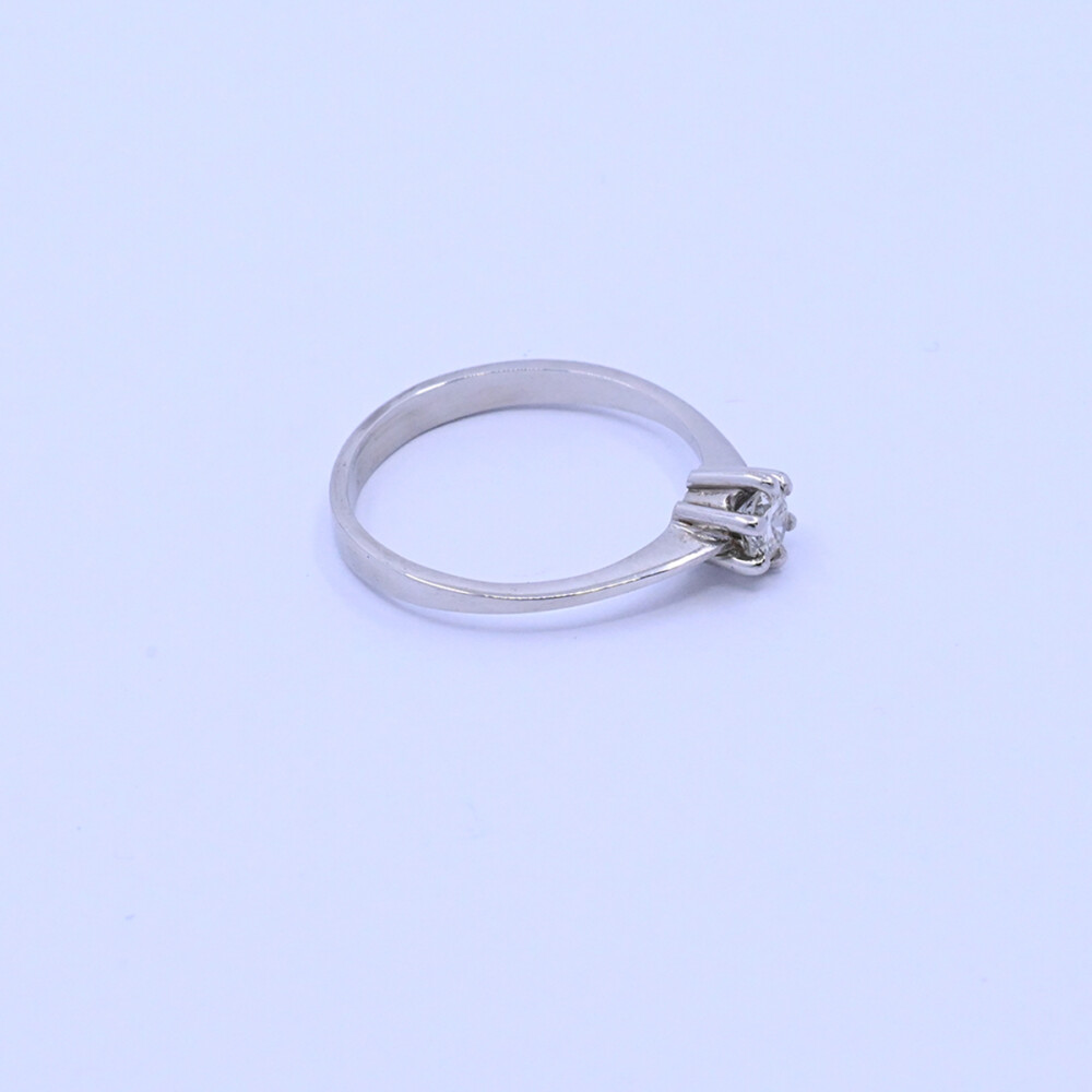 Anillo solitario platino y brillante. Anillo solitario platino y brillante.