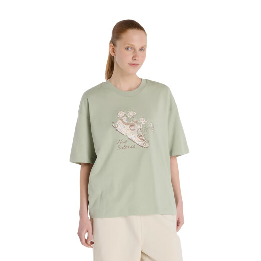 Remera New Balance Flower Shoe - Verde Remera New Balance Flower Shoe - Verde