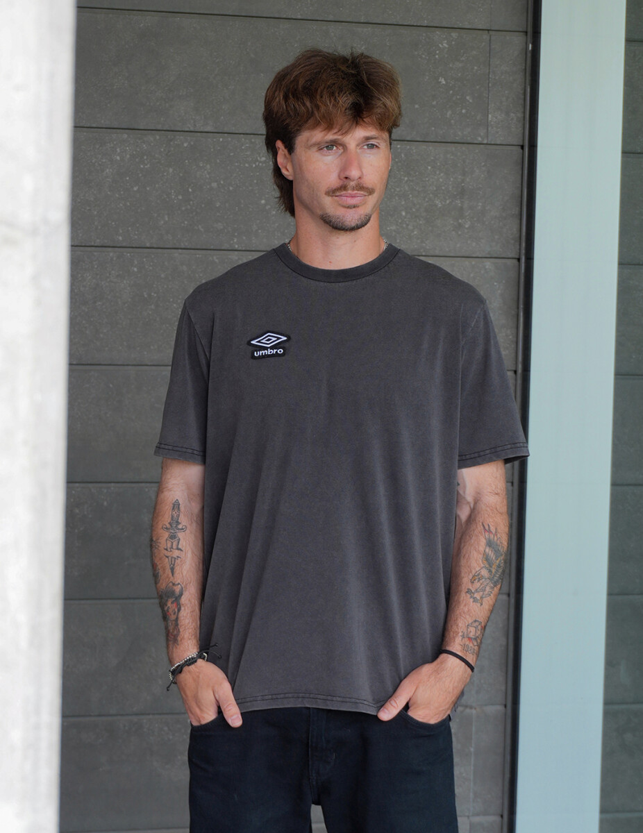 REMERA DISTORTED Umbro Hombre - 029 