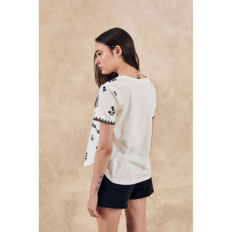 Remera Bordada Crudo Con Negro