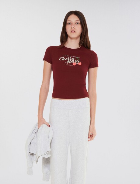 CAMISETA DE MANGA CORTA CON ESTAMPADO BORDEAUX