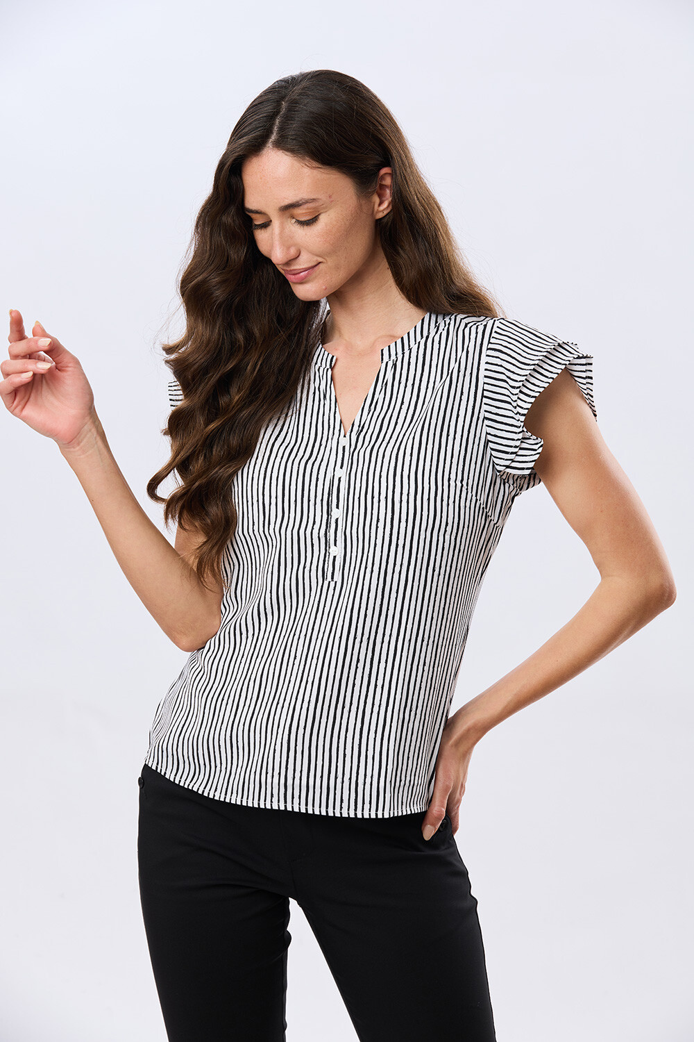 BLUSA ESTAMPADA CON VOLADOS Rayanegra
