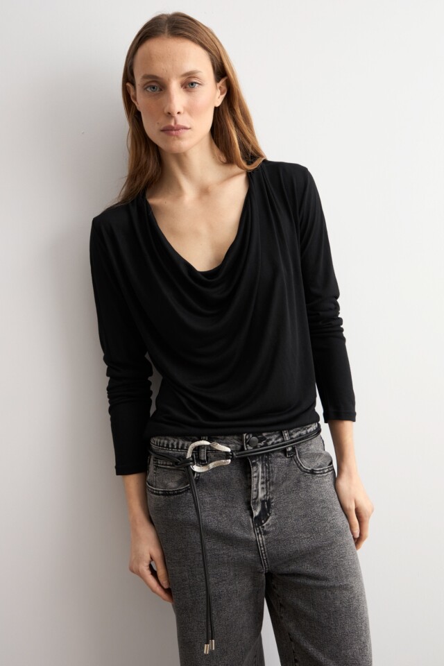 Remera escote drapeado negro