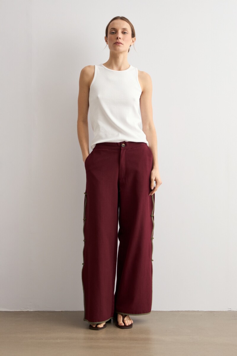 Pantalón con vivo y botones laterales ciruela