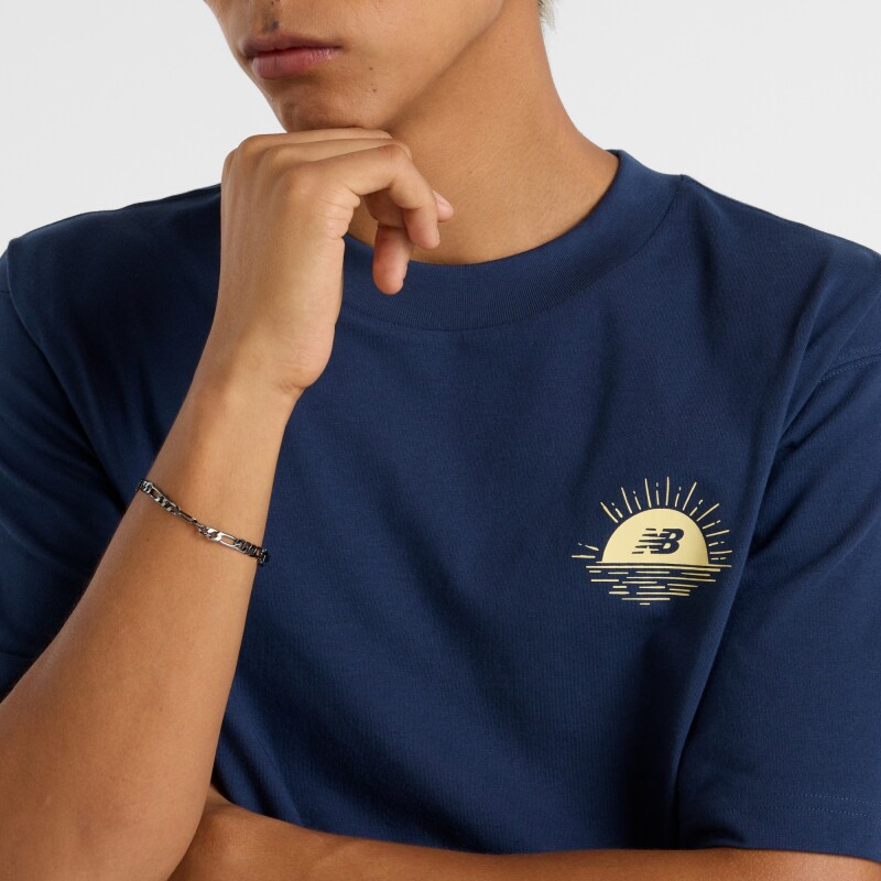 Remera New Balance de Hombre - Lobster Boat - MT51923NNY BLUE