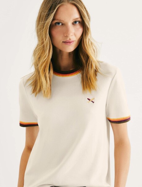 CAMISETA CON BORDADO MODELO REGULAR BEIGE