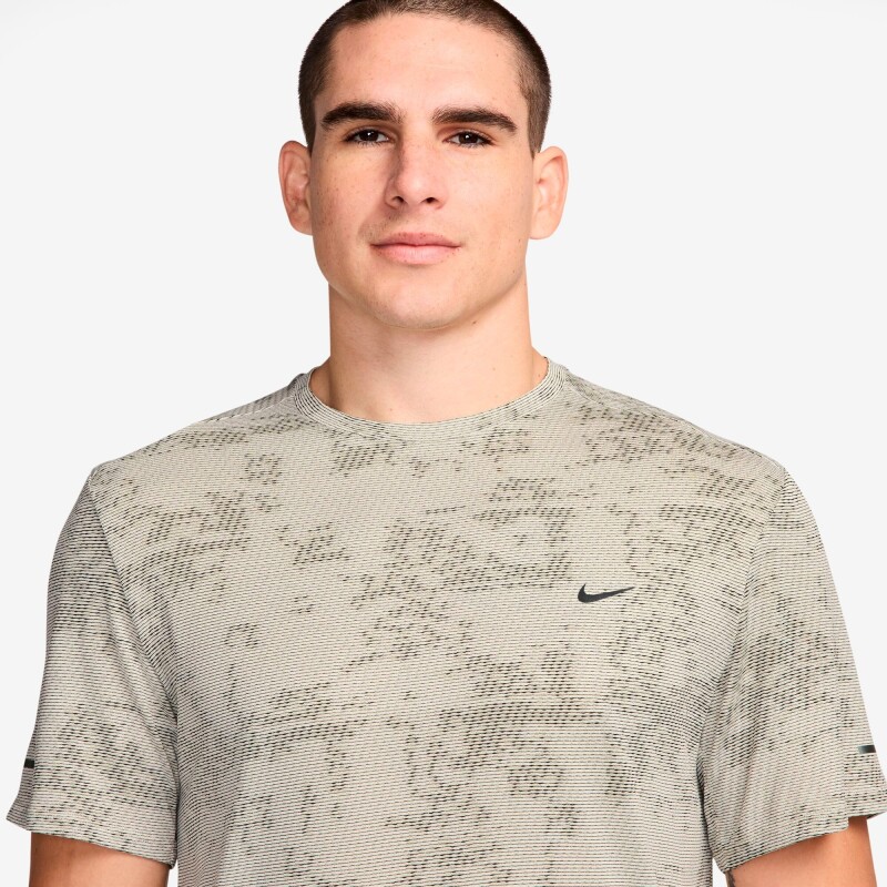 Remera Nike Dri-Fit Adv Run Div Top de Hombre Gris