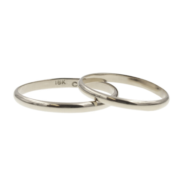 Par de alianzas clásicas en oro blanco 18k de 2mm y doble altura bombé Par de alianzas clásicas en oro blanco 18k de 2mm y doble altura bombé